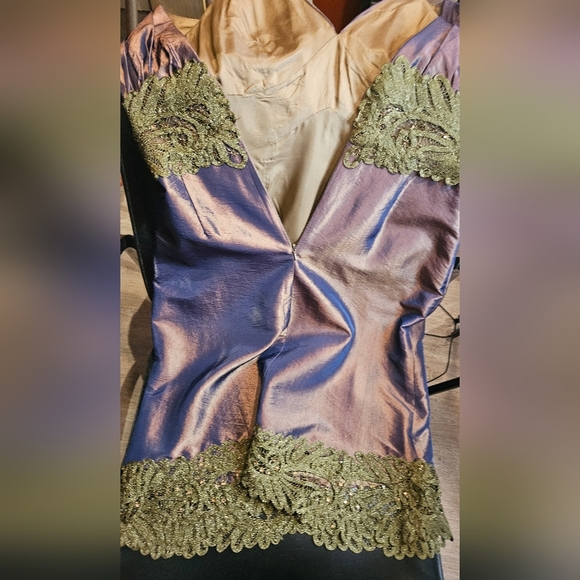 Metallic lace and beaded evening dress. Purple/bronze. Size 10. Lace Detailing - Picture 4 of 9